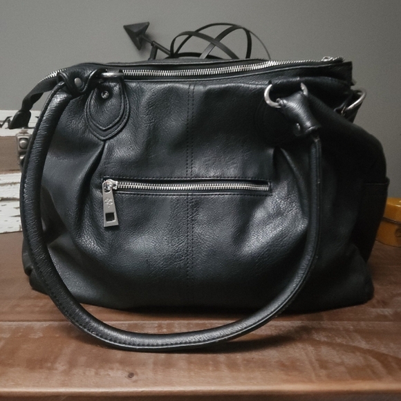 Elegant Black Leather Shoulder Bag - Picture 3 of 4